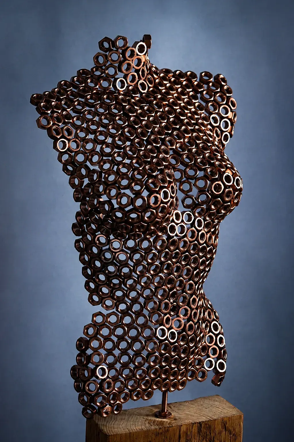 Feminine Strength — torso op houten sokkel